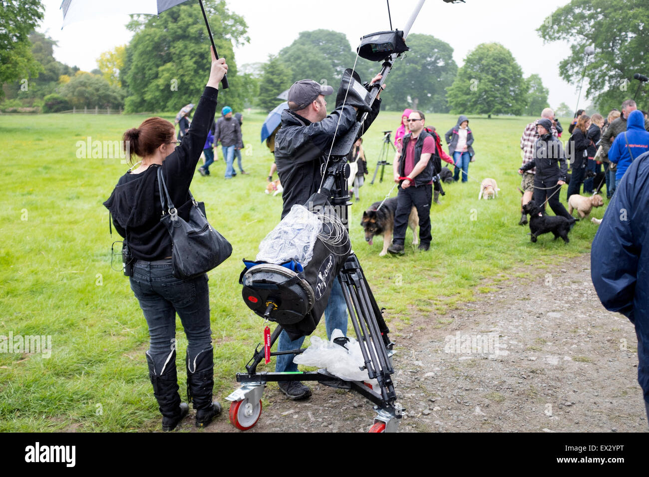 Außen-Broadcast-TV Crew Dreharbeiten in Regen Stockfoto