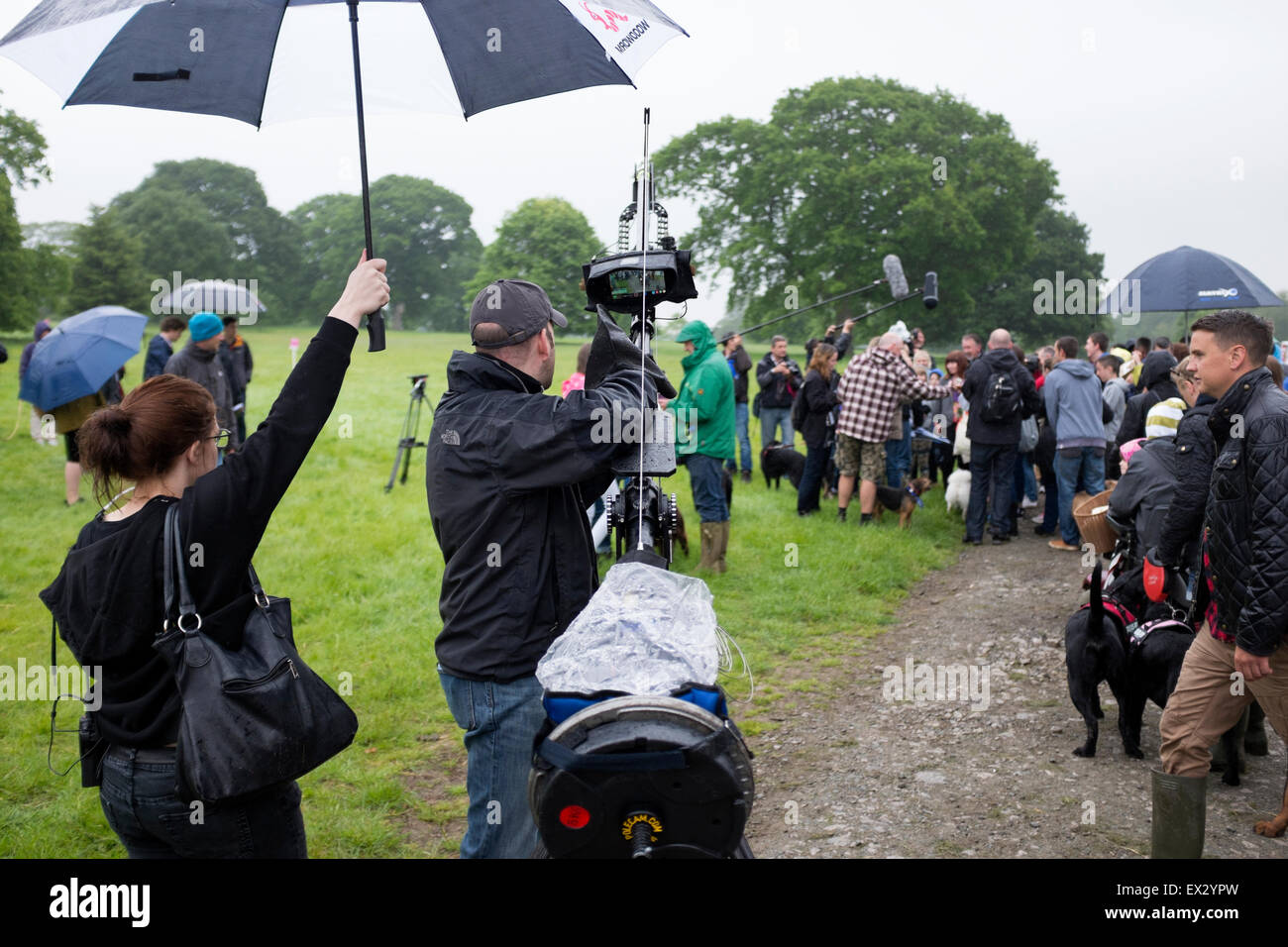 Außen-Broadcast-TV Crew Dreharbeiten in Regen Stockfoto