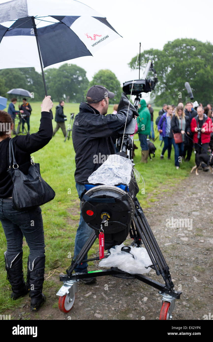Außen-Broadcast-TV Crew Dreharbeiten in Regen Stockfoto