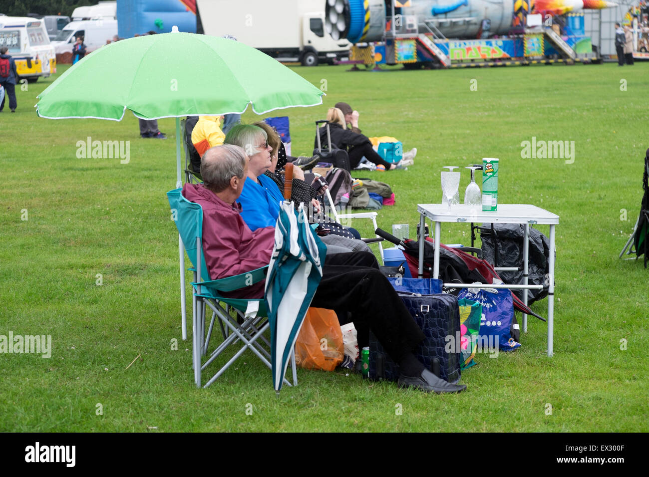 Familie Sommer Picknick schwere Regenschirme England Stockfoto