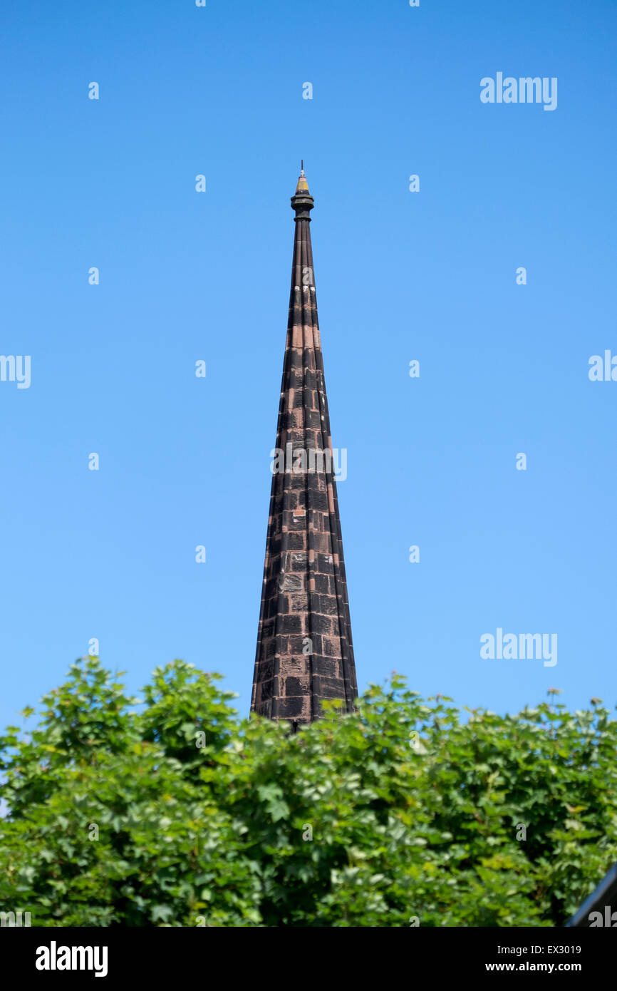 Kirche Spire blauer Himmel Laub viel Textfreiraum Stockfoto