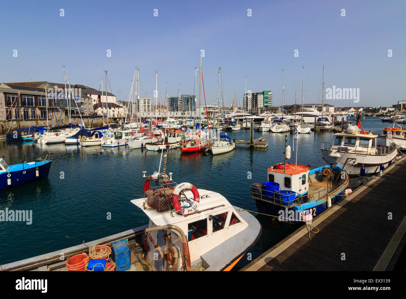 Angelboote/Fischerboote arbeiten neben der Barbican mit Sutton Harbour, Plymouth Yachthafen hinter gebunden Stockfoto