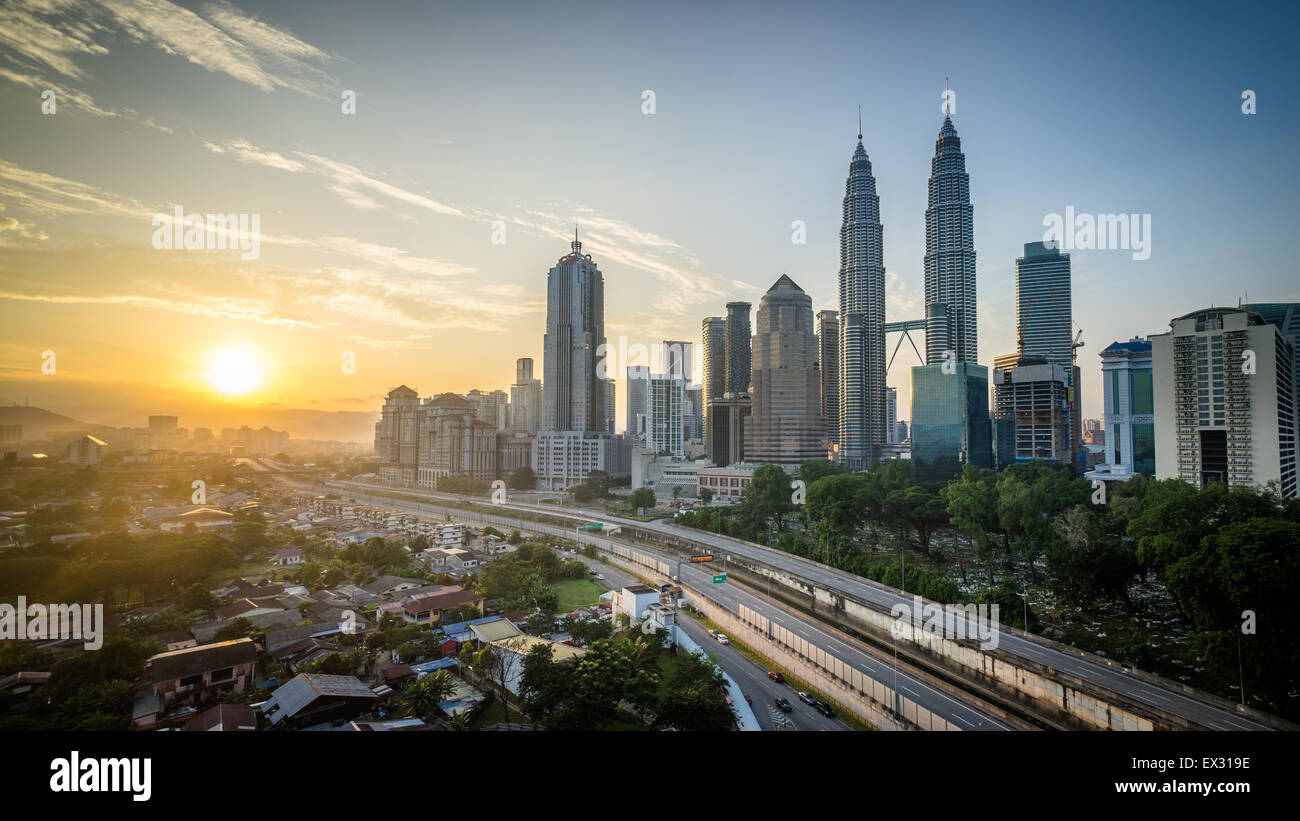 Kuala Lumpur Stadtzentrum während Sonnenaufgang Aussicht vom Dach eines Gebäudes Stockfoto