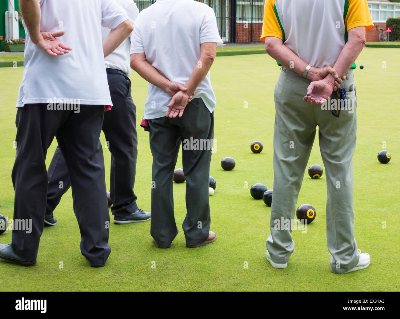 Ältere Männer spielen Boule. Großbritannien Stockfoto