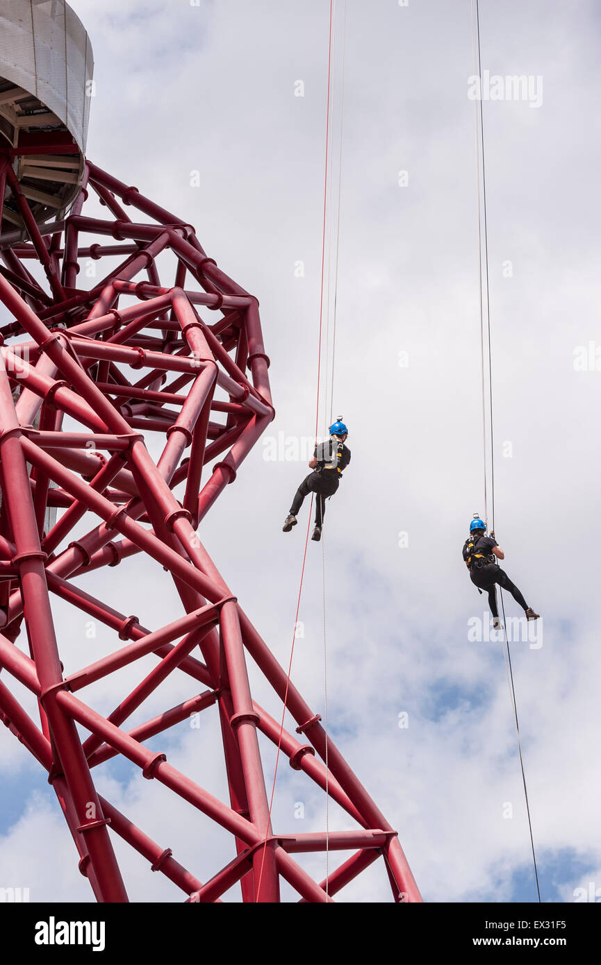 London, UK.  5. Juli 2015.  Mutige Teilnehmer Abseilen 262 Füße nach unten von der Oberseite der ArcelorMittal Orbit, Großbritanniens höchste Skulptur, im Londoner Olympic Park. Bildnachweis: Stephen Chung / Alamy Live News Stockfoto