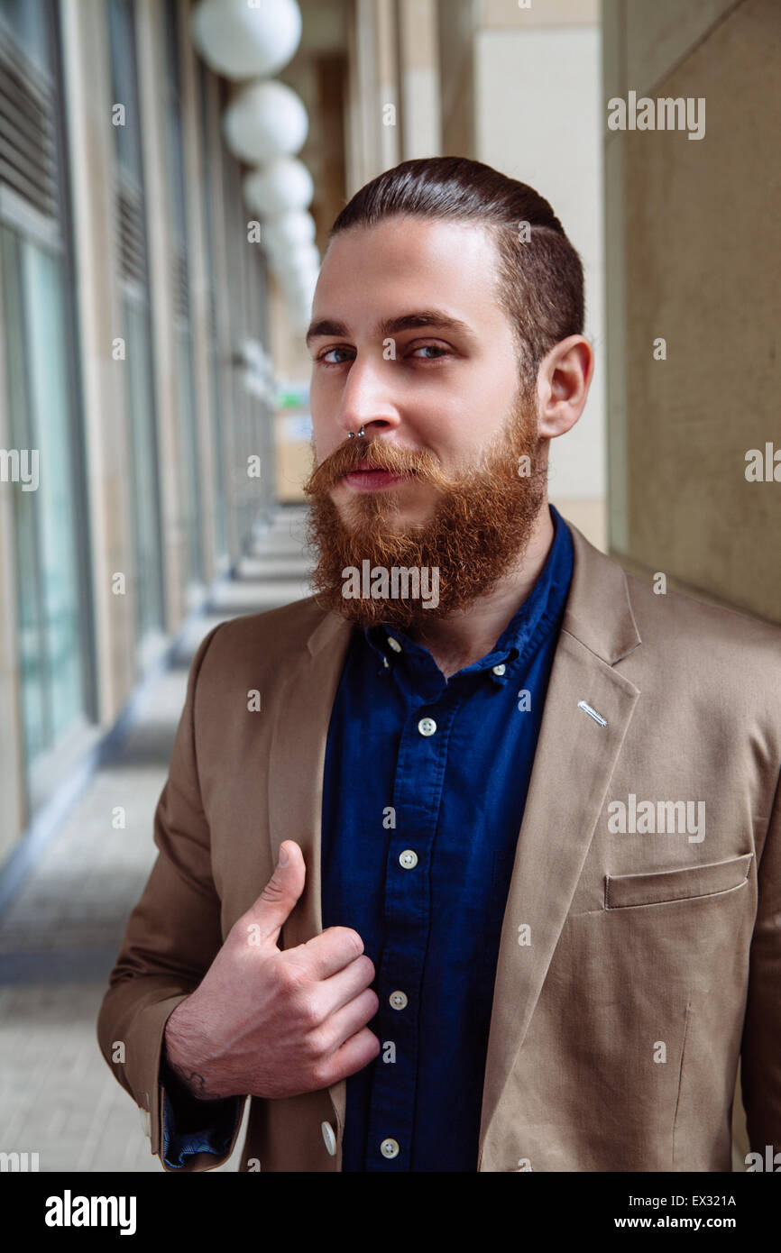 Bärtige Hipster trägt Hemd in der Stadt Stockfoto