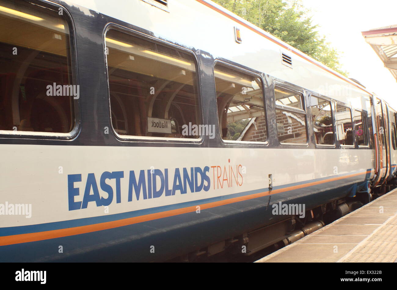 Ein Zug der East Midlands erwartet Passagiere auf einer Plattform am Bahnhof Matlock, Derbyshire, England UK Stockfoto