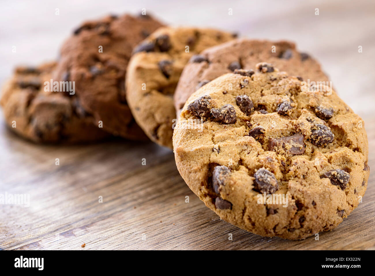 amerikanische Cookies auf Holztisch Stockfoto