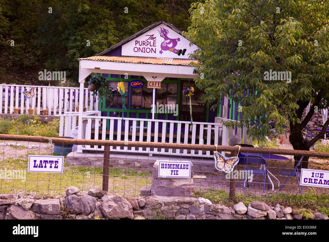 Die Purple Onion ist die populärste, und in der Tat das einzige Café in den 1890er Jahren "lebenden Ghost Town" Mogollon, NM, USA Stockfoto Die Purple Onion ist die populärste, und in der Tat das einzige Café in den 1890er Jahren "lebenden Ghost Town" Mogollon, NM, USA Stockfoto