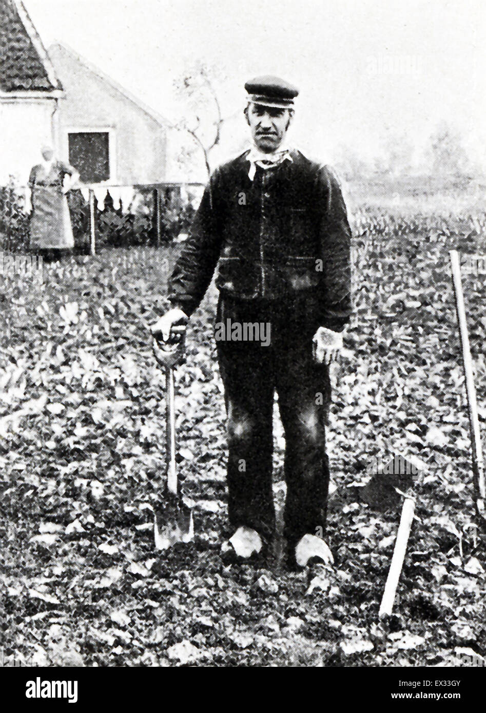 Dieses Foto zeigt einen flämische Bauern im landwirtschaftlich genutzten Bereich vor seinem Haus mit seiner Frau stand in der Nähe des Hauses. Das Foto datiert auf das Jahr 1906. Flämische bezieht sich auf die Menschen in Flandern, einer historischen Region Nordwesteuropa, die Teile des heutigen Nordfrankreich, westlichen Belgien und südwestlichen Niederlanden entlang der Nordsee enthält. Stockfoto