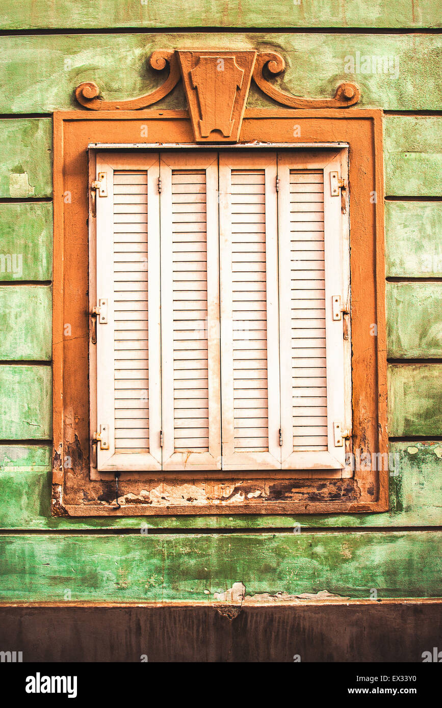 Alte antike geschlossene Fenster, Retro getönten Bild Stockfoto