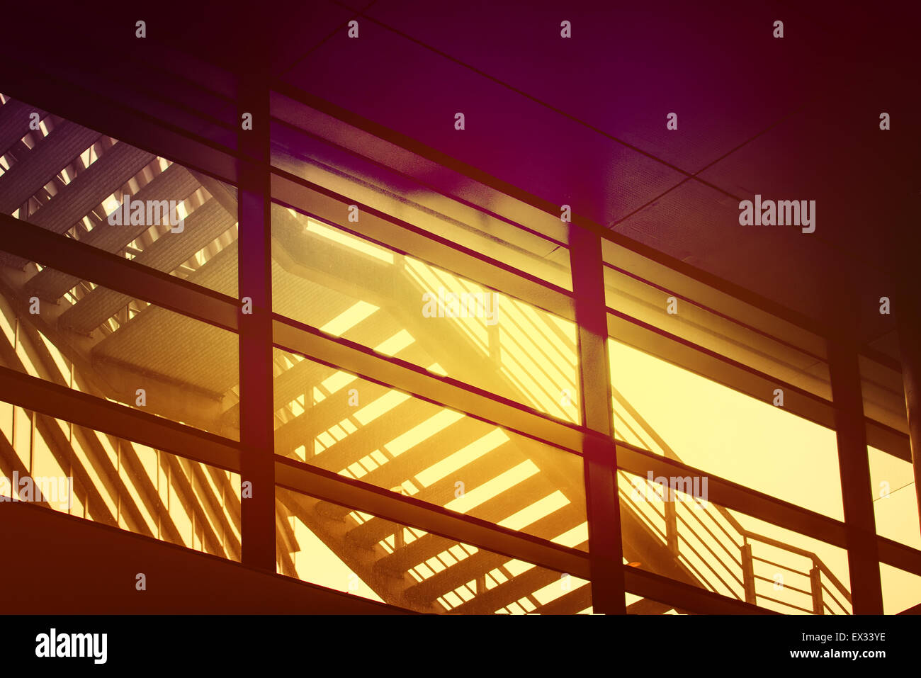 Städtische Gebäude Feuerleiter Treppe, abstrakte geometrische Komposition, Vintage Retro-Ton-Effekt Stockfoto