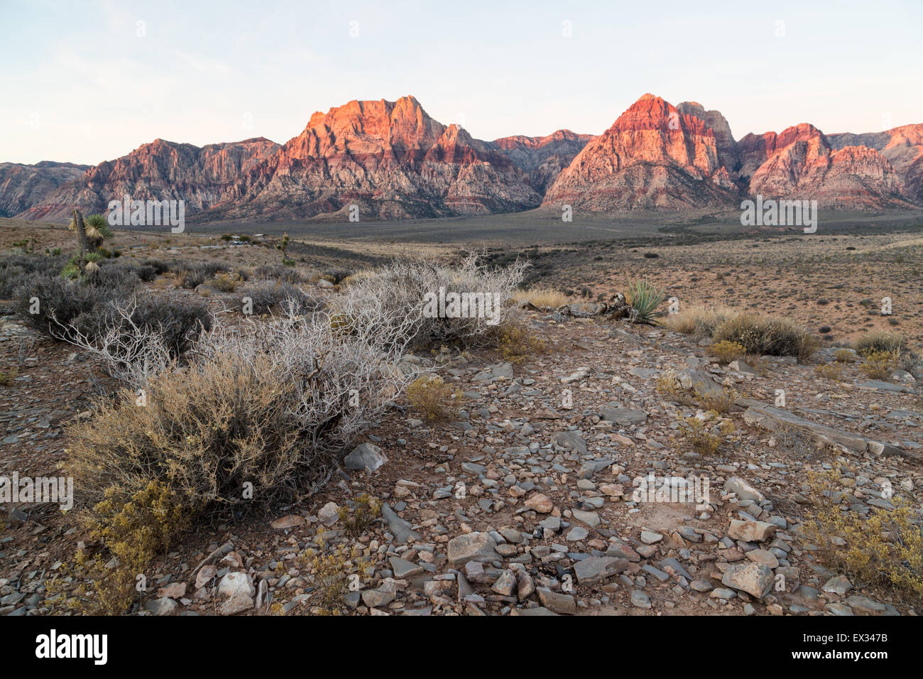 Die Sonne berührt nur die Berge in Red Rock National Conservation Area, Nevada. Stockfoto