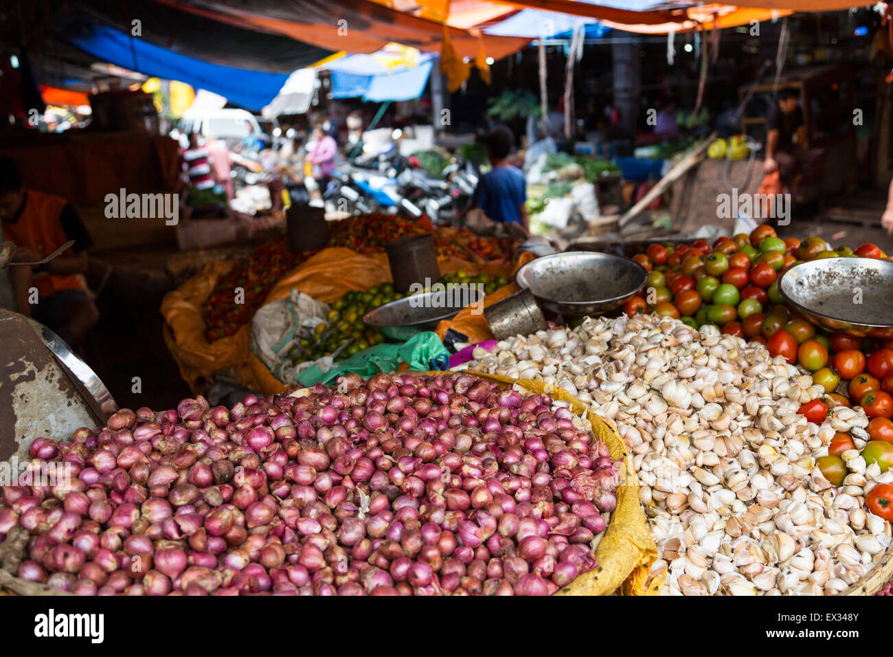 Obst und Gemüse werden auf dem Tomohon Markt der Minahasa Hochland in Sulawesi, Indonesien angezeigt. Stockfoto