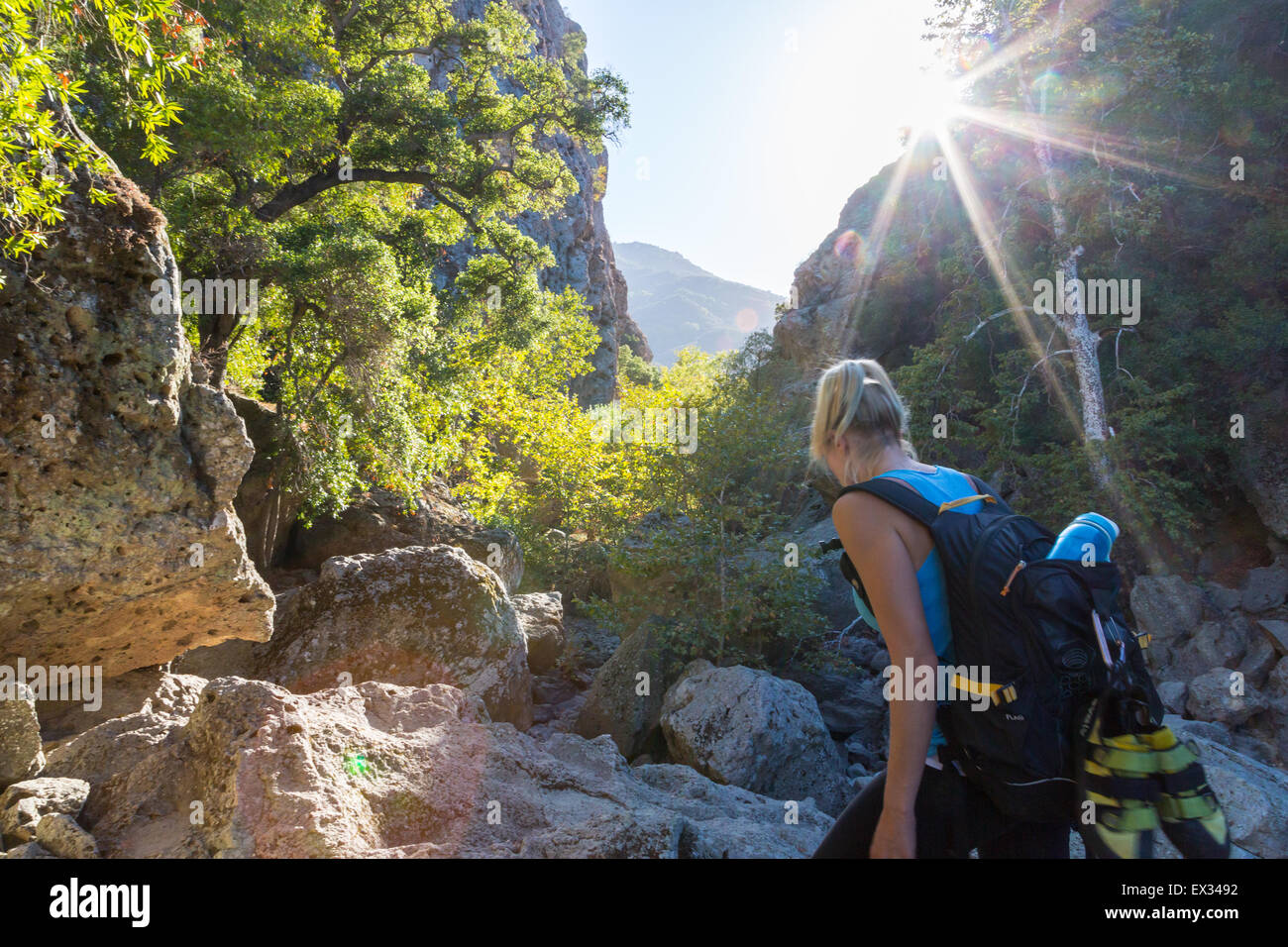 Eine Frau Wanderungen durch Malibu Creek mit einem Rucksack. Stockfoto