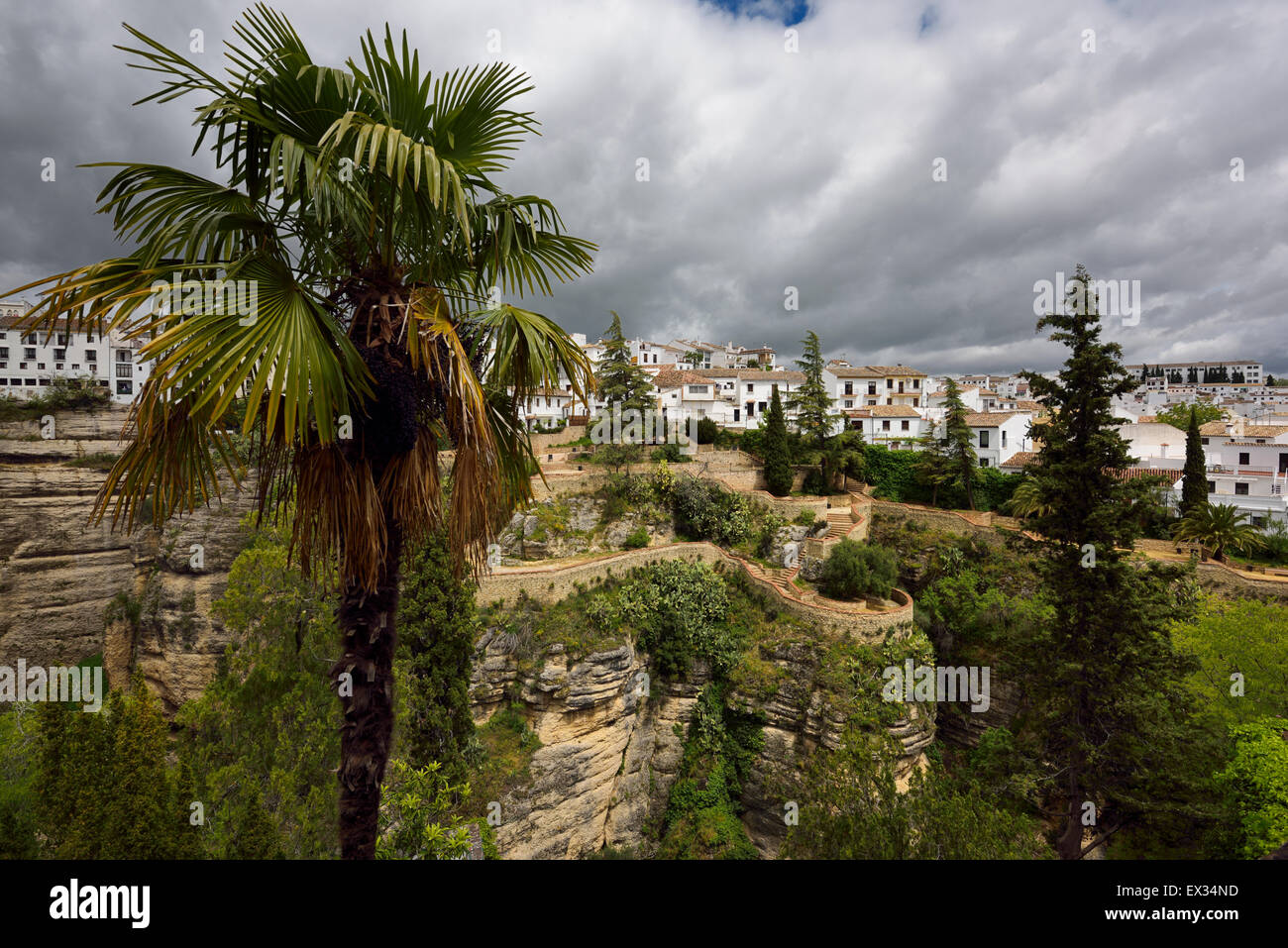 Die hängenden Gärten von Cuenca über El Tajo Schlucht mit weiß getünchten Häusern Ronda Spain Stockfoto