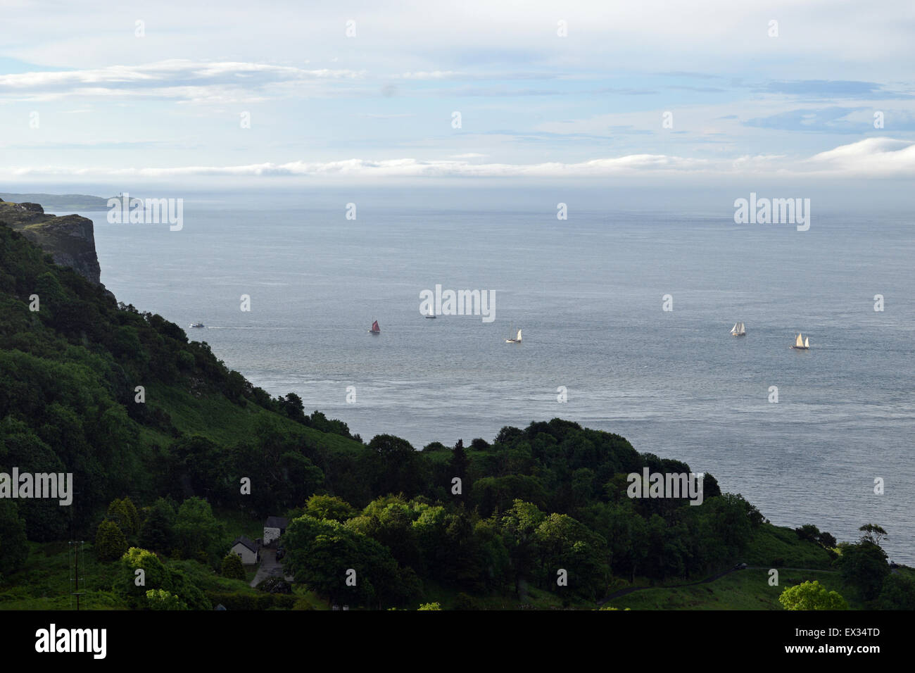 Murlough Bay/Fairhead, Ballycastle, Co. Antrim, Nordirland, Vereinigtes Königreich.  5. Juli 2015.  Eine Flotte von Schiffen aus dem hohen Schiffe Belfast 2015 Rennen passieren Murlough Bay und Runde Fairhead, Ballycastle, Co. Antrim auf ihrem Weg nach dem Rennen den Startpunkt. Rathlin Island ist im Hintergrund. Die Großsegler Belfast nach 4 Tagen verlassen und machen ihren Weg an die Nordküste von County Antrim, Nordirland für den Start des Rennens Montag 6 Juli Credit: Eoin McConnell/Alamy Live News Stockfoto