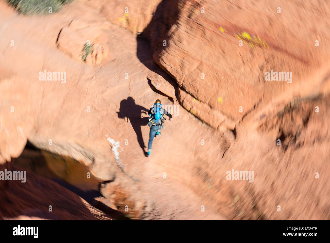 Ein Wanderer läuft auf einem Wanderweg in der Calico Hills von Red Rock, Nevada, begierig zu klettern beginnen. Stockfoto