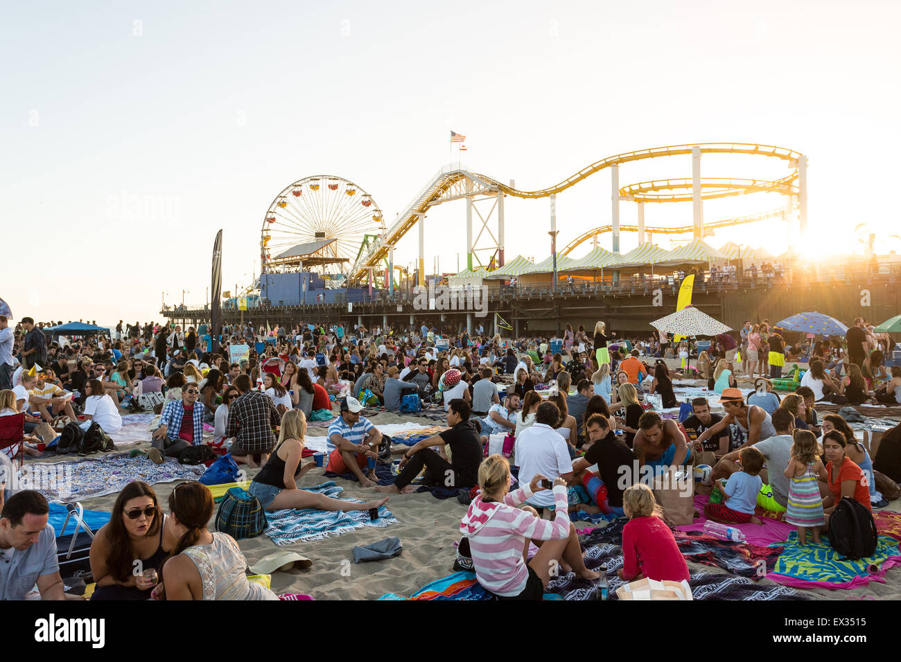 Menschen Picknick neben dem Santa Monica Pier während einer Sommer-Twilight-Serie Conert. Stockfoto