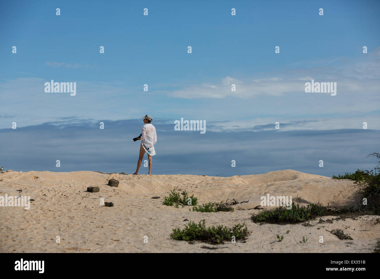 Eine Fotografin blickt auf eine Sanddüne auf Isla Santa Cruz auf den Galapagos Inseln. Stockfoto