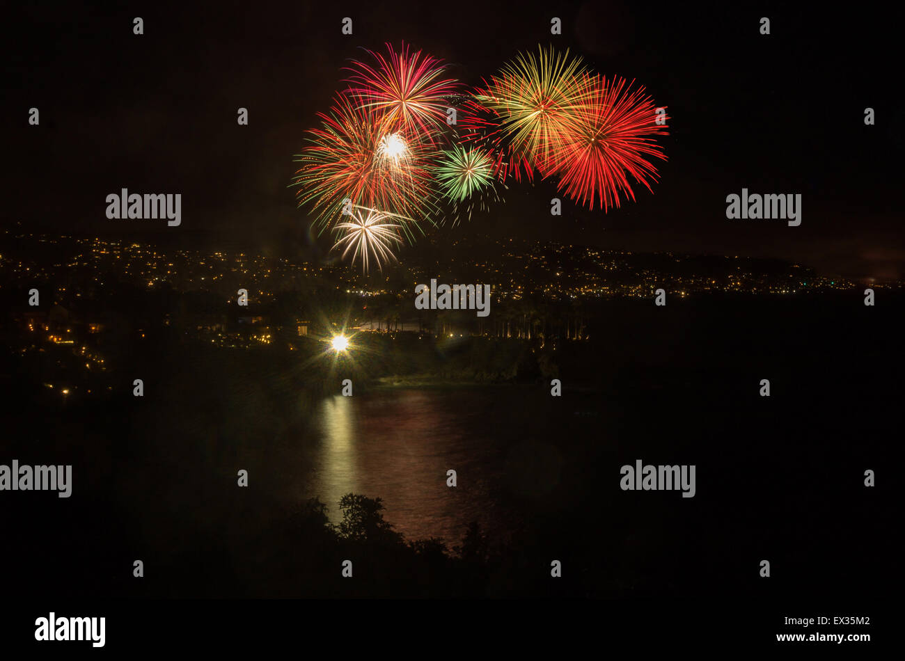 Laguna Beach Feuerwerk / Lichter der Stadt auf der vierten Juli-Feier Stockfoto