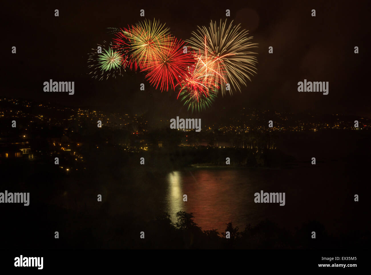 Laguna Beach Feuerwerk / Lichter der Stadt auf der vierten Juli-Feier Stockfoto