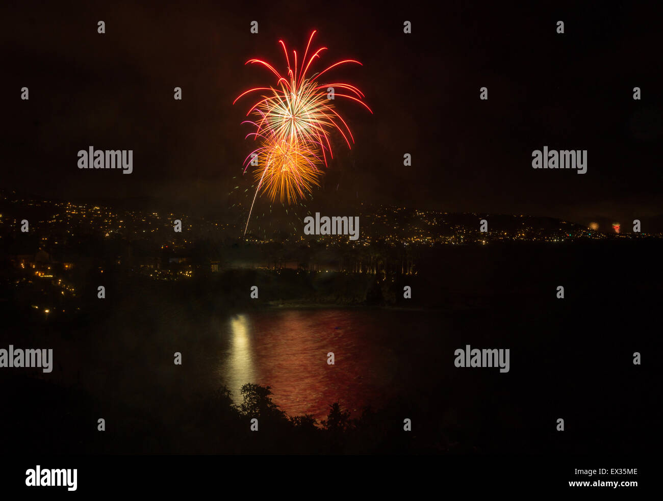 Laguna Beach Feuerwerk / Lichter der Stadt auf der vierten Juli-Feier Stockfoto