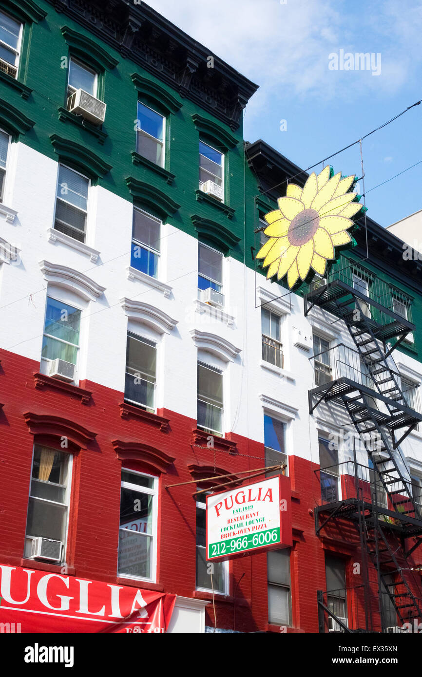 Puglia Restaurant Gebäude gemalt in den Farben der italienischen Flagge in Little Italy in New York City Stockfoto