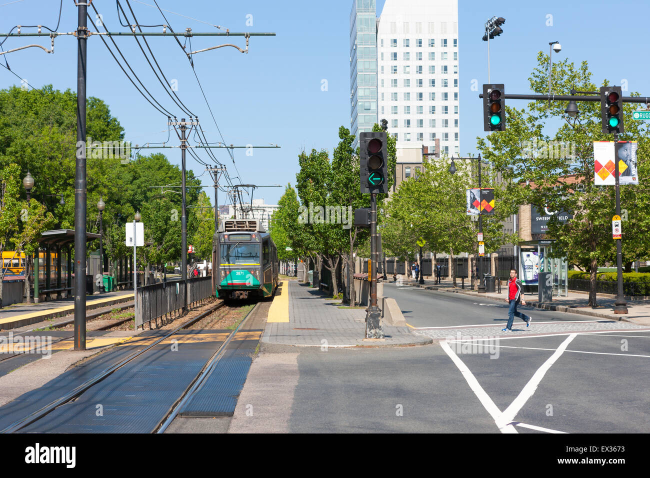 Ein ausgehende Zug auf die MBTA Huntington Avenue Line bereitet sich auf die Museum of Fine Arts (MFA) Station in Boston, Massachusetts zu fahren. Stockfoto