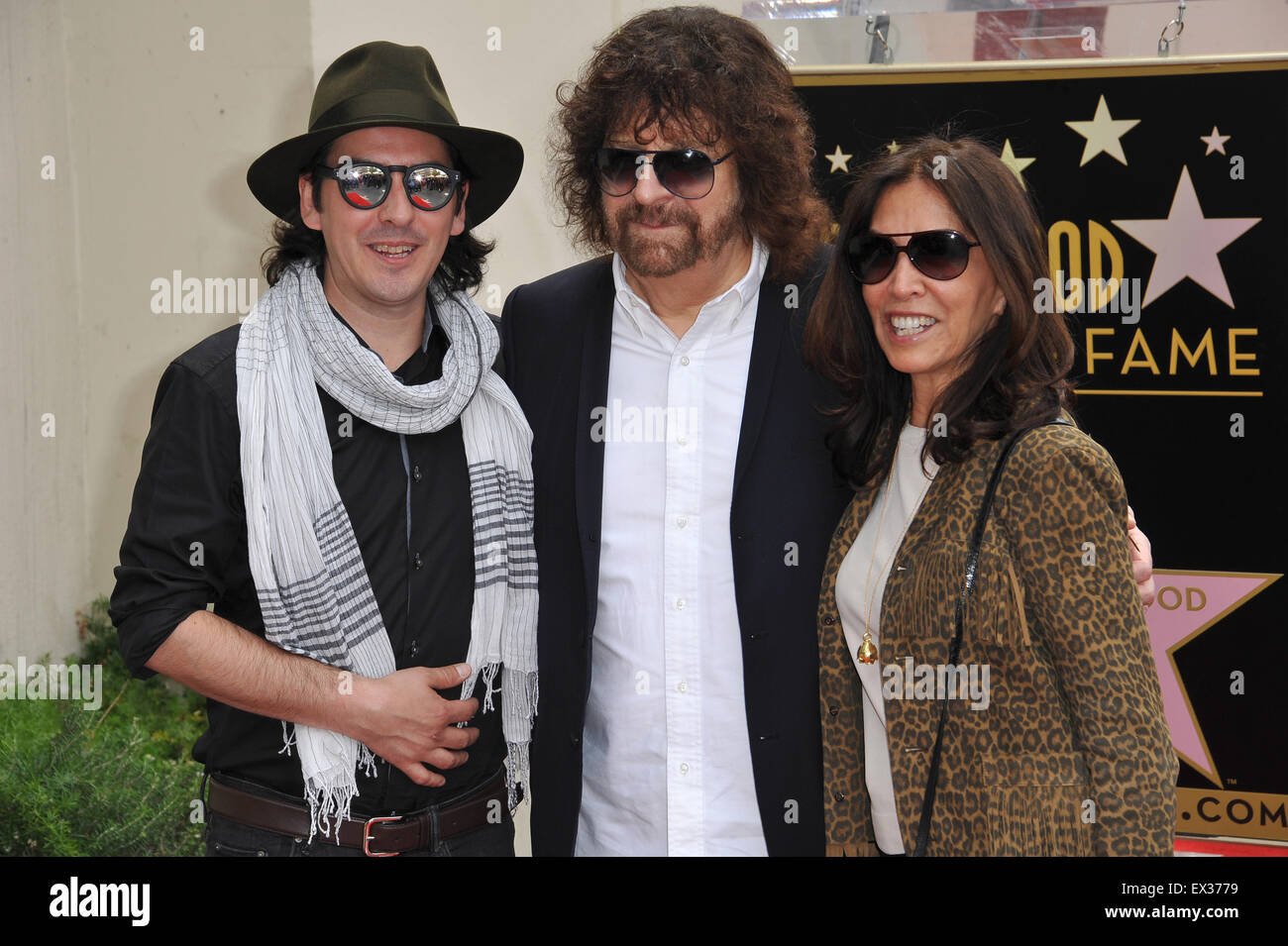 LOS ANGELES, CA - 23. April 2015: Rock-Künstler Jeff Lynne Olivia Harrison & Dhani Harrison (Witwe & Sohn von George Harrison) in Hollywood, wo Lynne mit dem 2,548th Stern auf dem Hollywood Walk of Fame geehrt wurde. Stockfoto