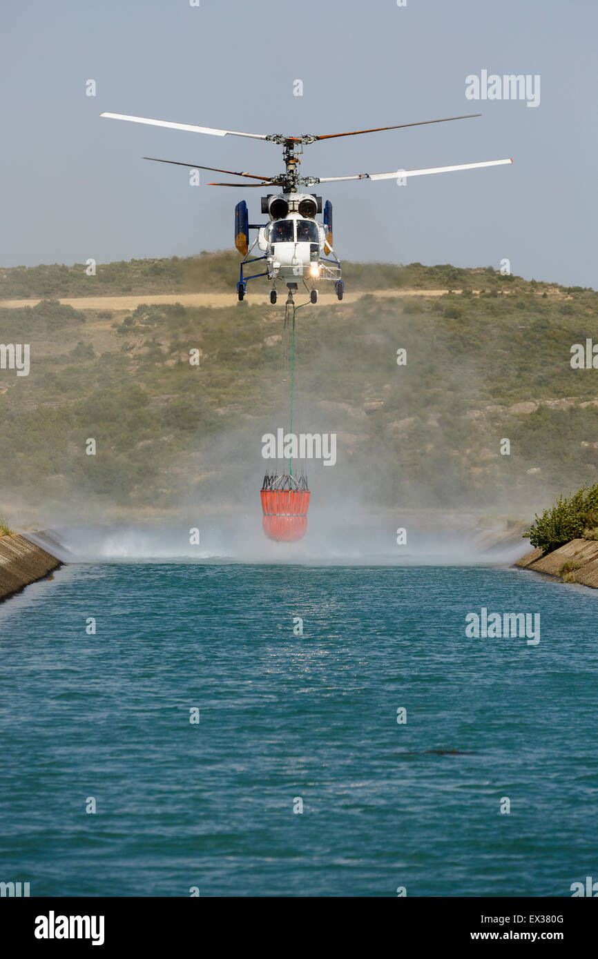 Hubschrauber und Kanal. Feuersbrunst in Sierra de Luna. Cinco Villas Region. Zaragoza. Aragon. Spanien Stockfoto