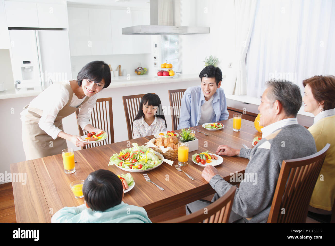 Drei-Generationen japanische Familie zusammen in der Küche Stockfoto