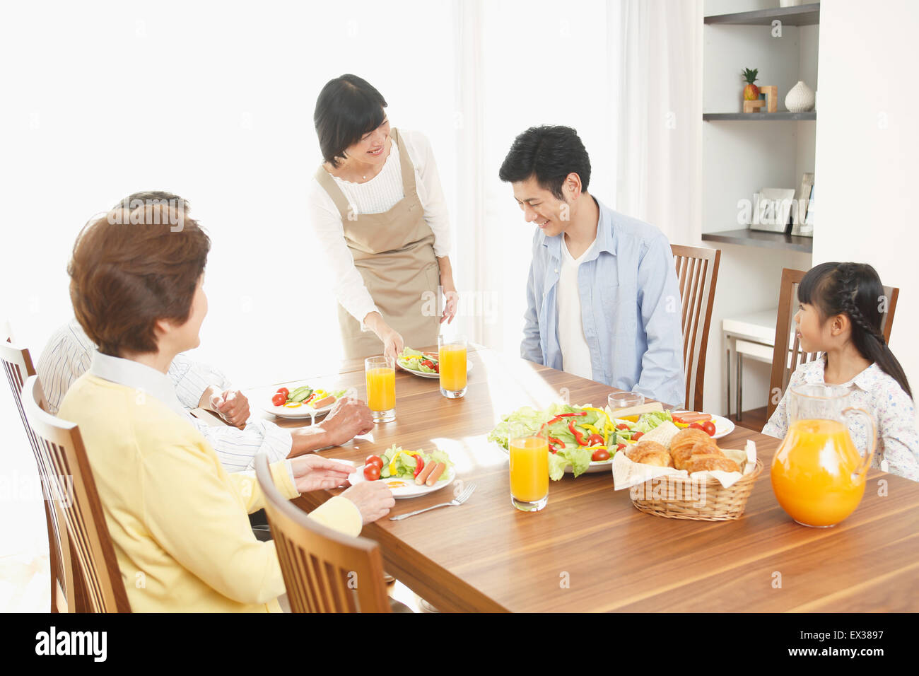 Drei-Generationen japanische Familie zusammen in der Küche Stockfoto