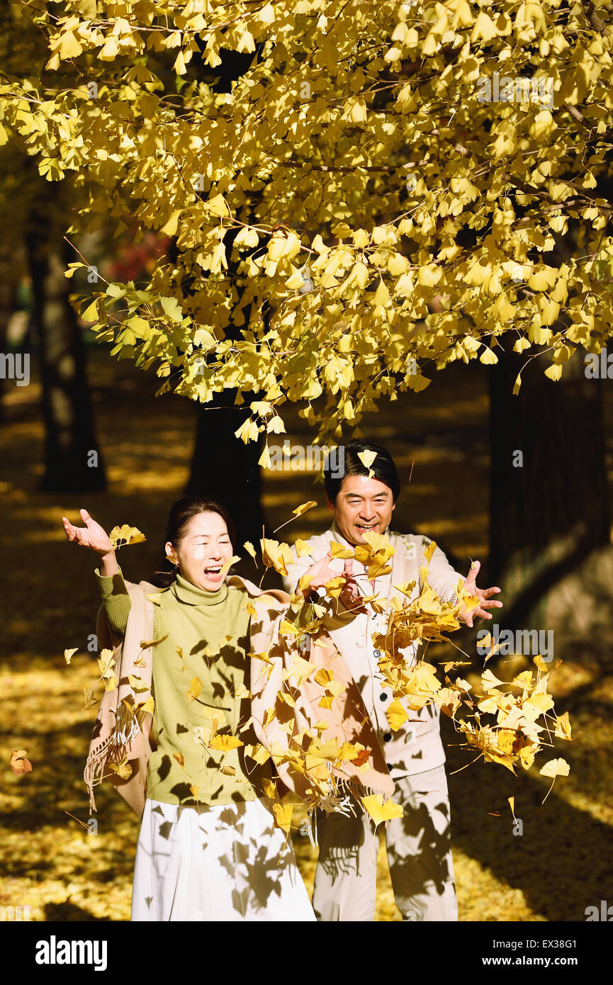 Senior japanisches Ehepaar in einem Stadtpark im Herbst Stockfoto