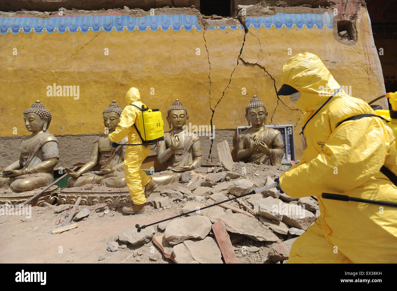 Medical staff  disinfect the debris of a collapsed monastery in earthquake-hit Yushu County, Qinghai province April 19, 2010. VC Stockfoto