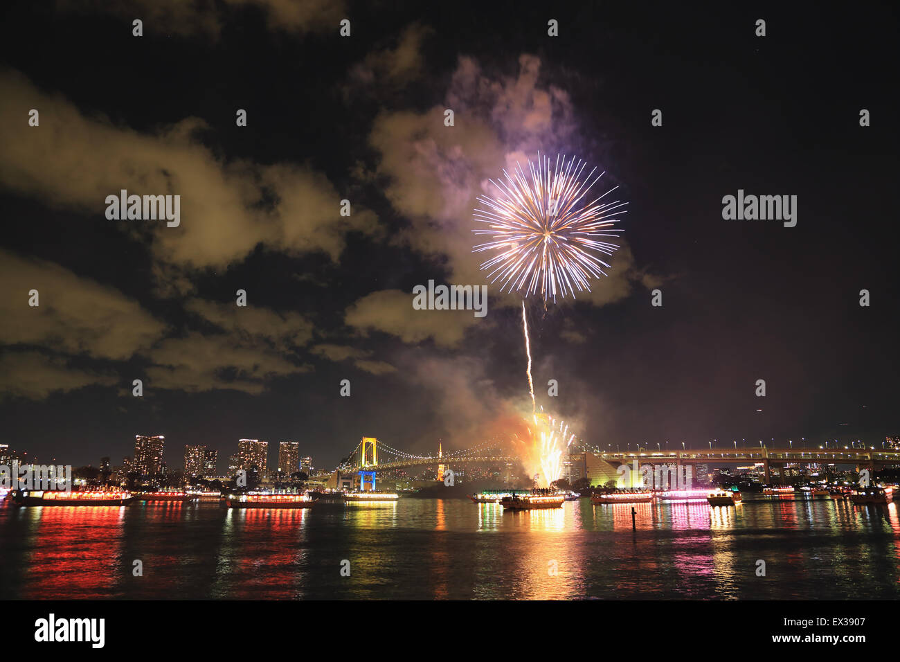 Feuerwerk in Odaiba Bucht, Tokyo, Japan Stockfoto