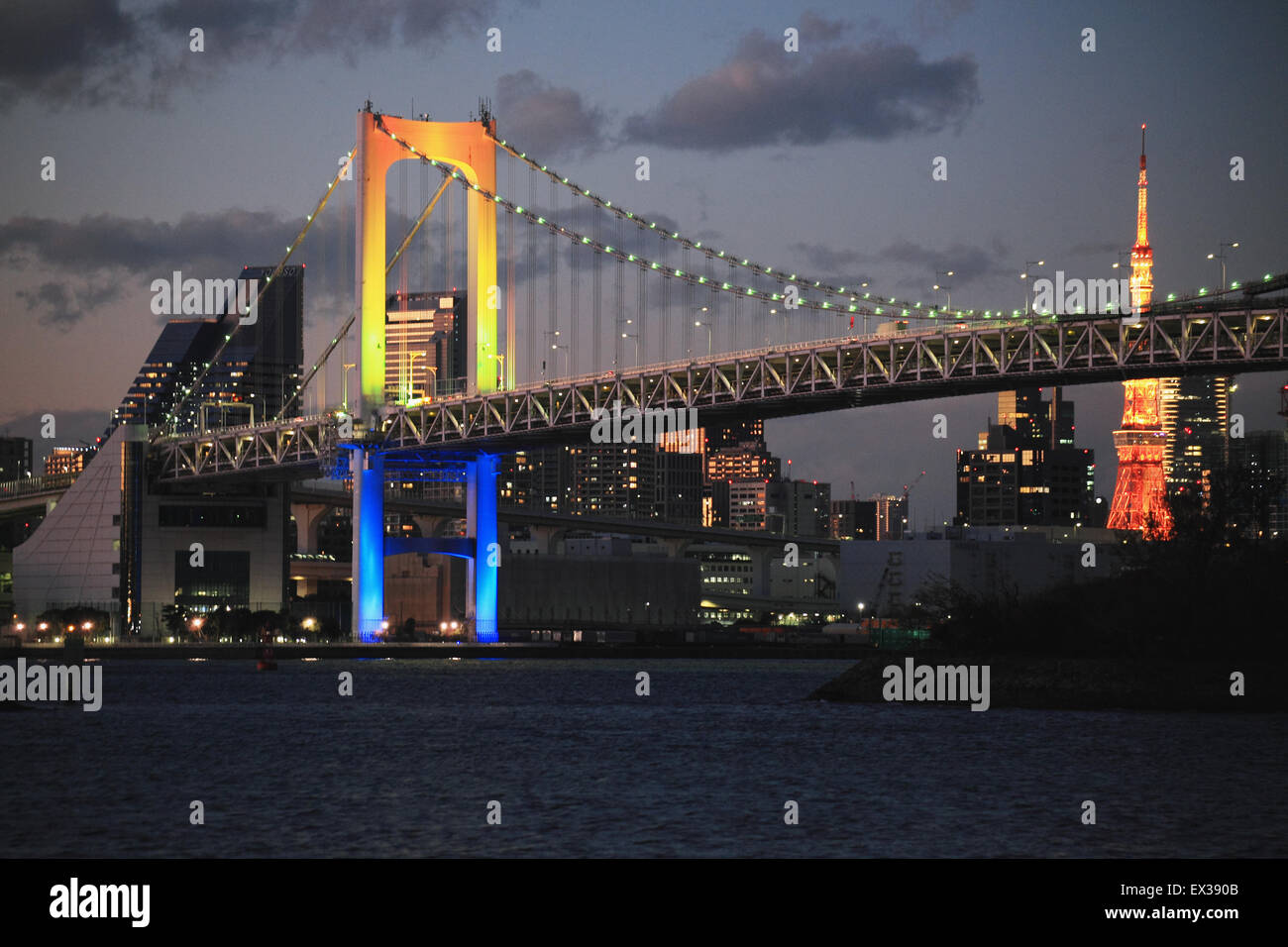 Nachtansicht der Rainbow Bridge und Tokyo Tower, Tokyo, Japan Stockfoto