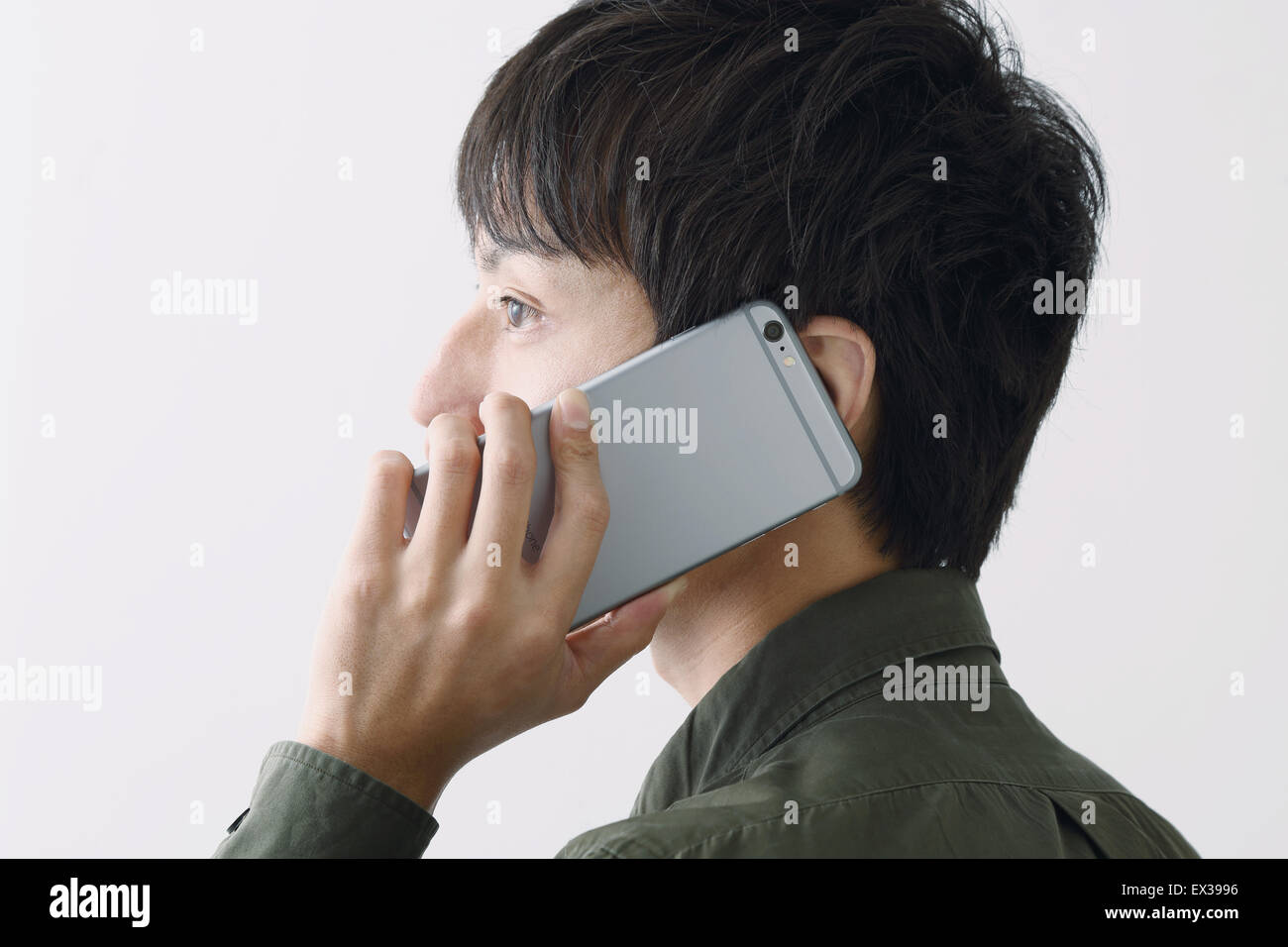 Japanische junge Mann am Telefon Stockfoto