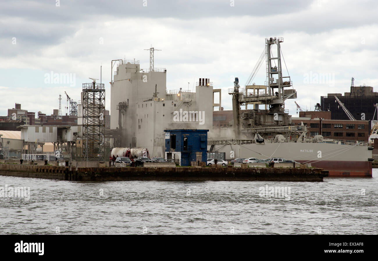 Zement-Barge Matilde entladen Fracht East River Brooklyn NYC USA Stockfoto
