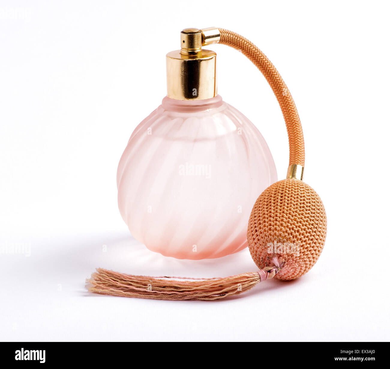 Klassische Parfüm-Flasche mit einem Zerstäuber Pumpe für den Duft mit angehängten lange Quaste in geriffelte wirbelnden rosa Glas Spritzen, über Stockfoto
