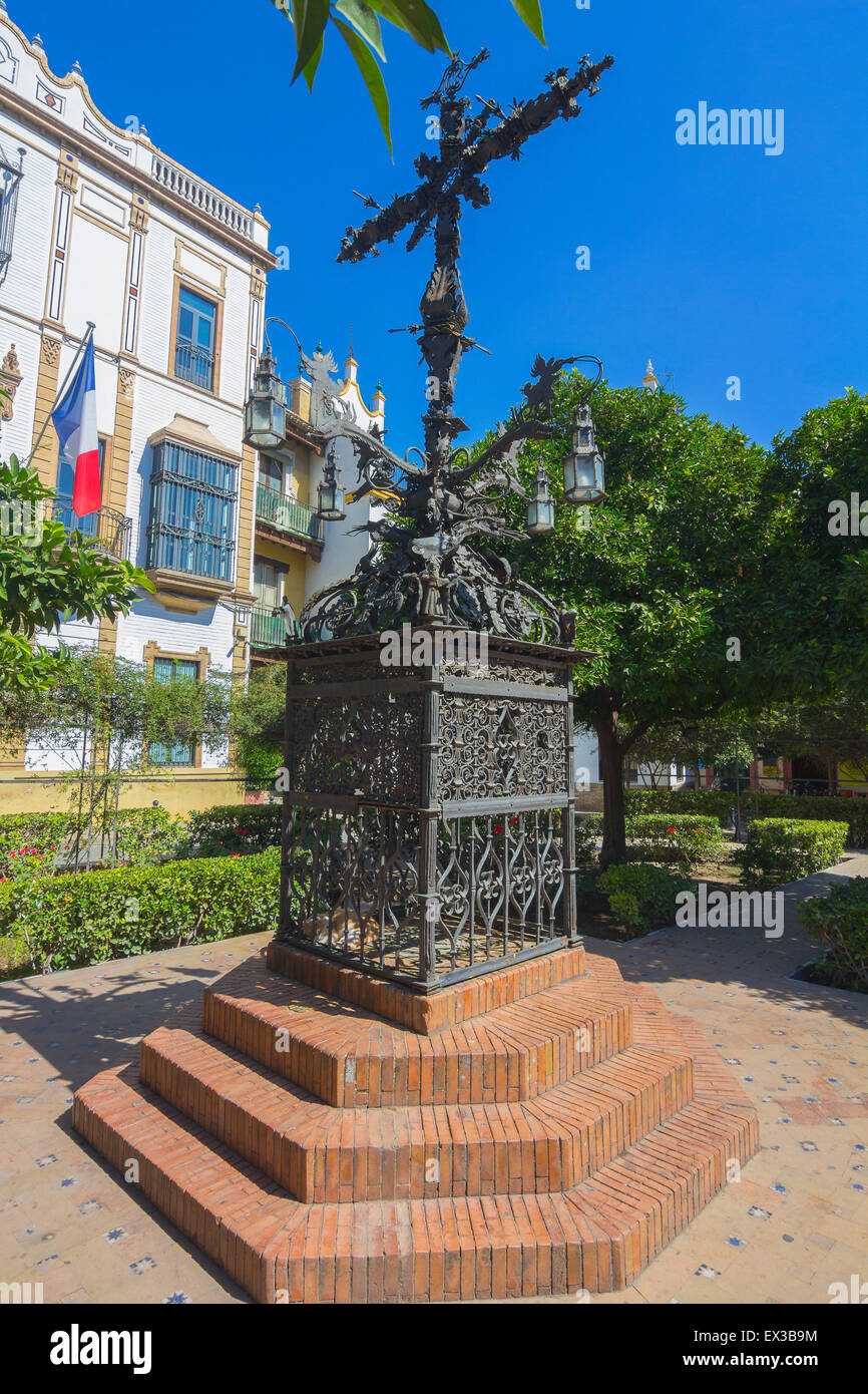 Schmiedeeisernen Kreuz hoch dekoriert in einem Park in Sevilla, Spanien Stockfoto