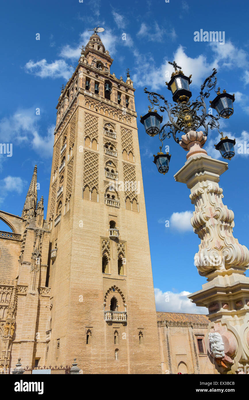 Blick auf die berühmten Giralda in Sevilla, Spanien Stockfoto