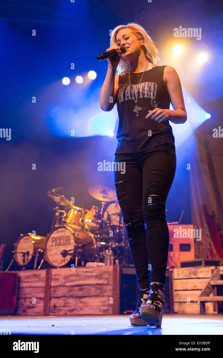 Milwaukee, Wisconsin, USA. 3. Juli 2015. Country-Sängerin KELLIE PICKLER führt live auf der Bühne mit ihrer Band beim Sommerfest Music Festival in Milwaukee, Wisconsin © Daniel DeSlover/ZUMA Draht/Alamy Live News Stockfoto