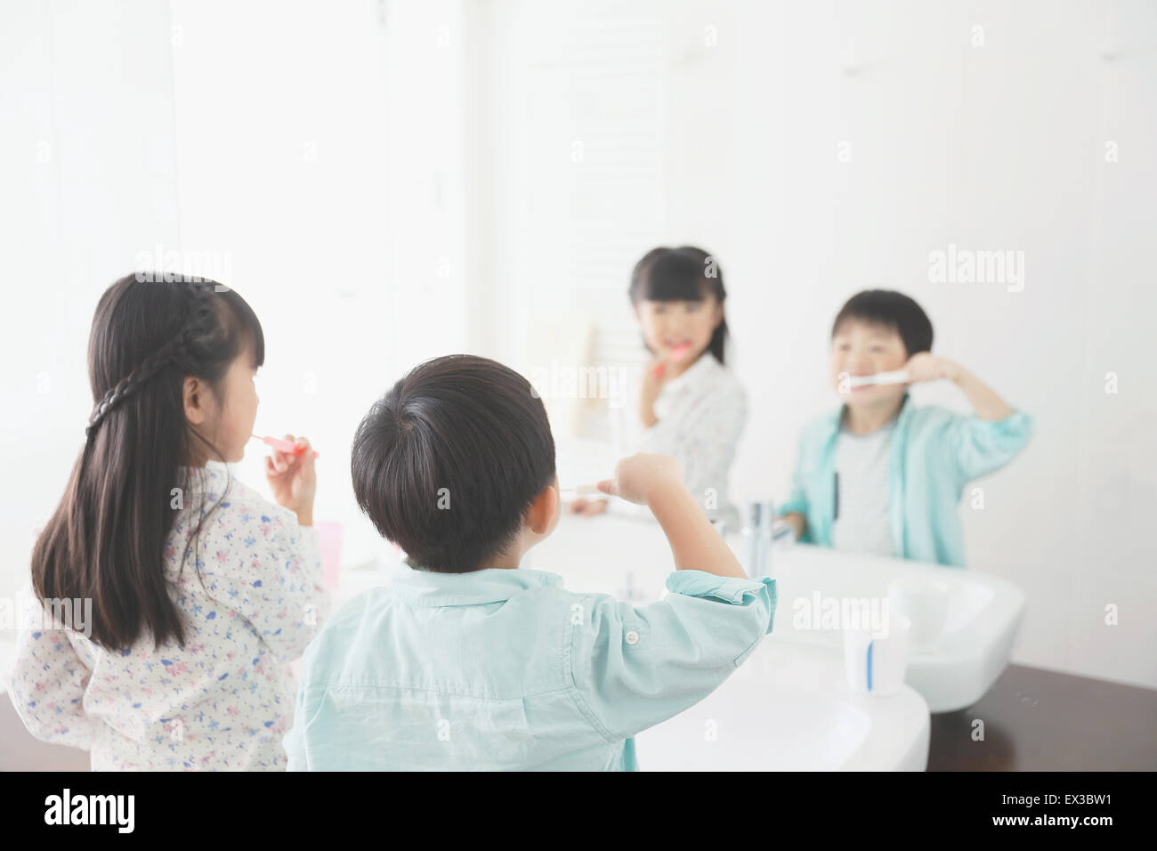 Japanische Kinder Zähneputzen im Bad Stockfoto