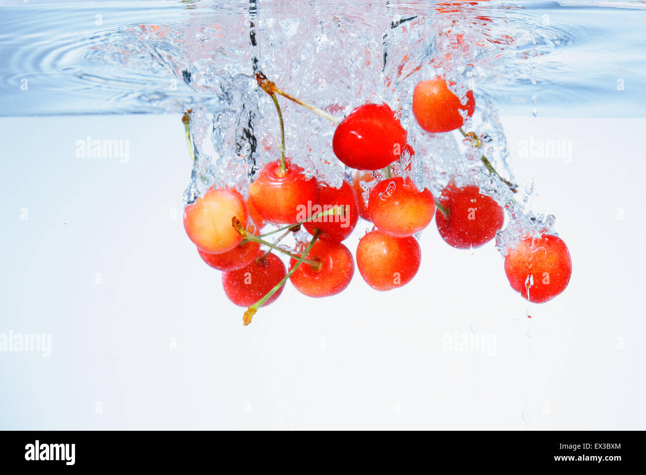 Kirschen im Wasser Stockfoto