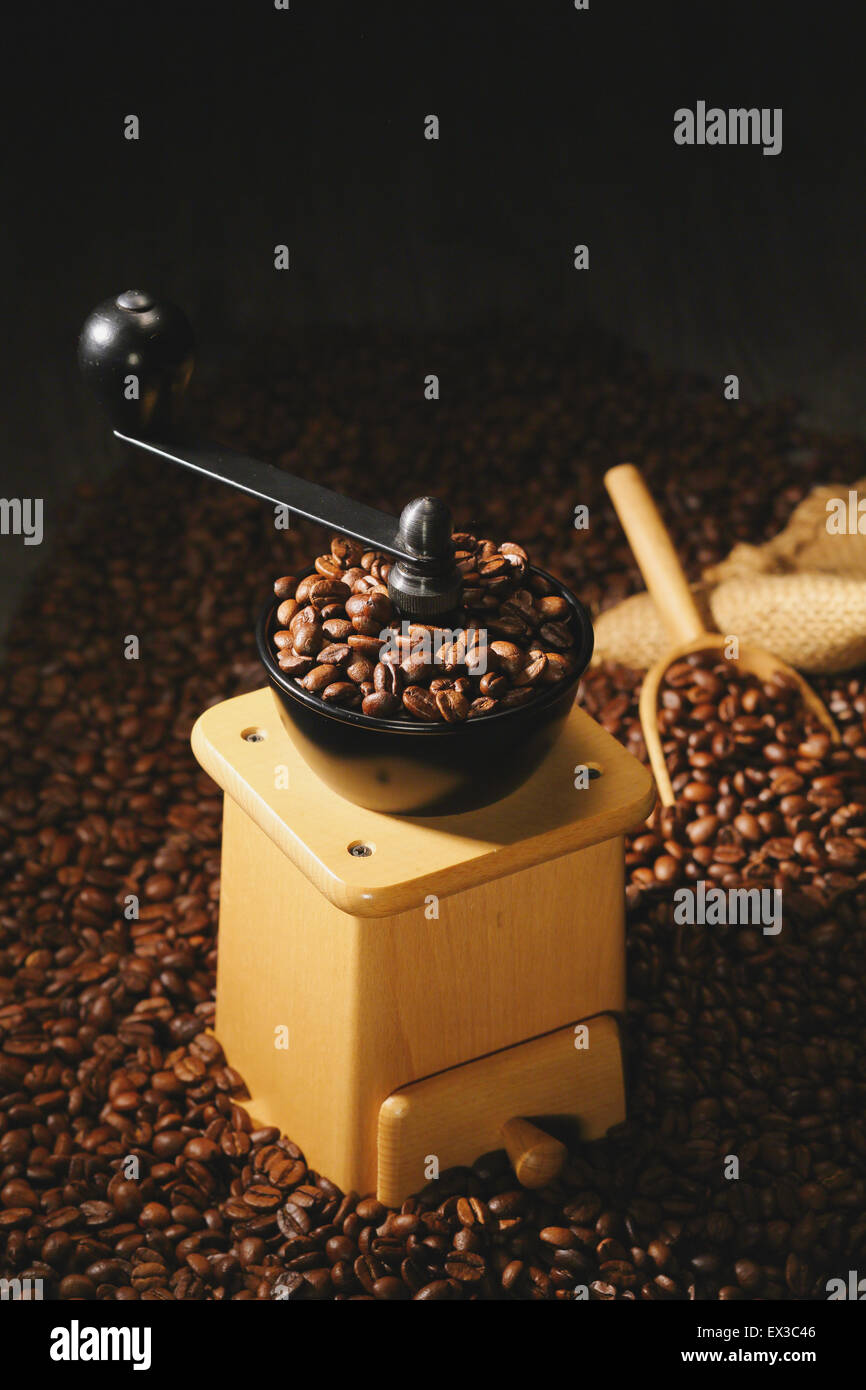 Schleifen von Hand Kaffeemühle Stockfoto