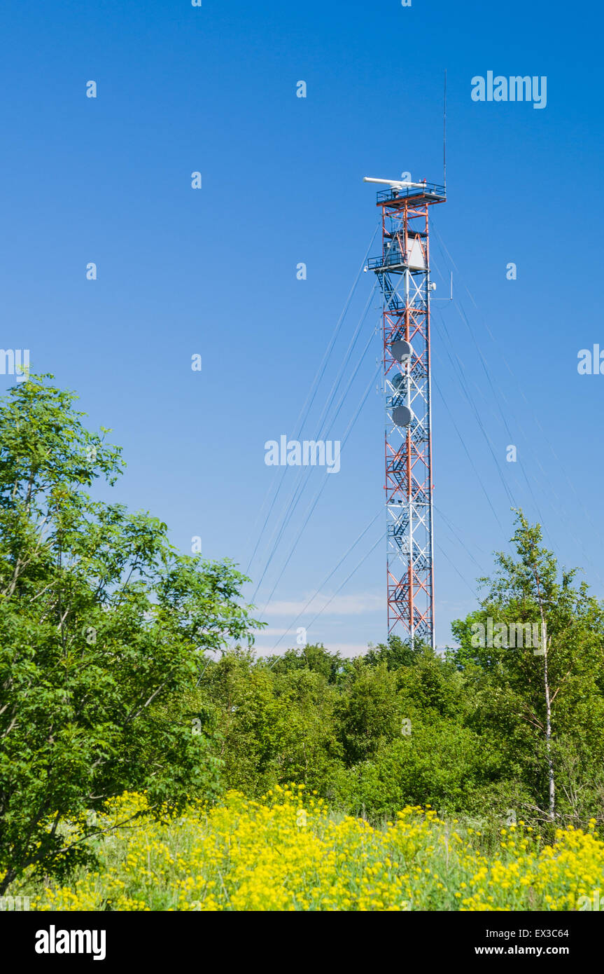 Kommunikation-Turm am blauen Himmel. Radio, tv und mobile Signal übertragen Stockfoto