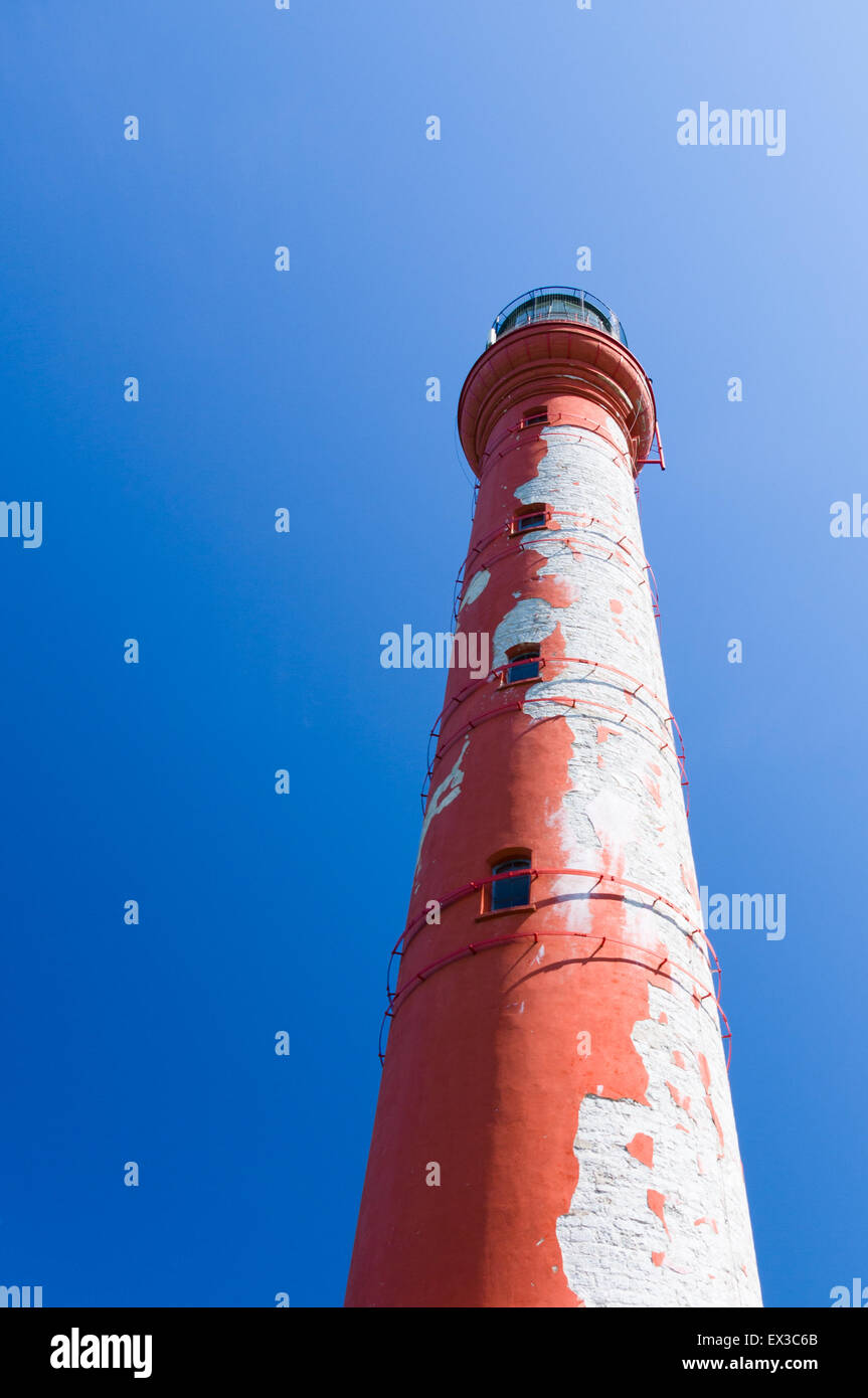 Pakri Leuchtturm gegen blauen Himmel, Paldiski, Estland Stockfoto