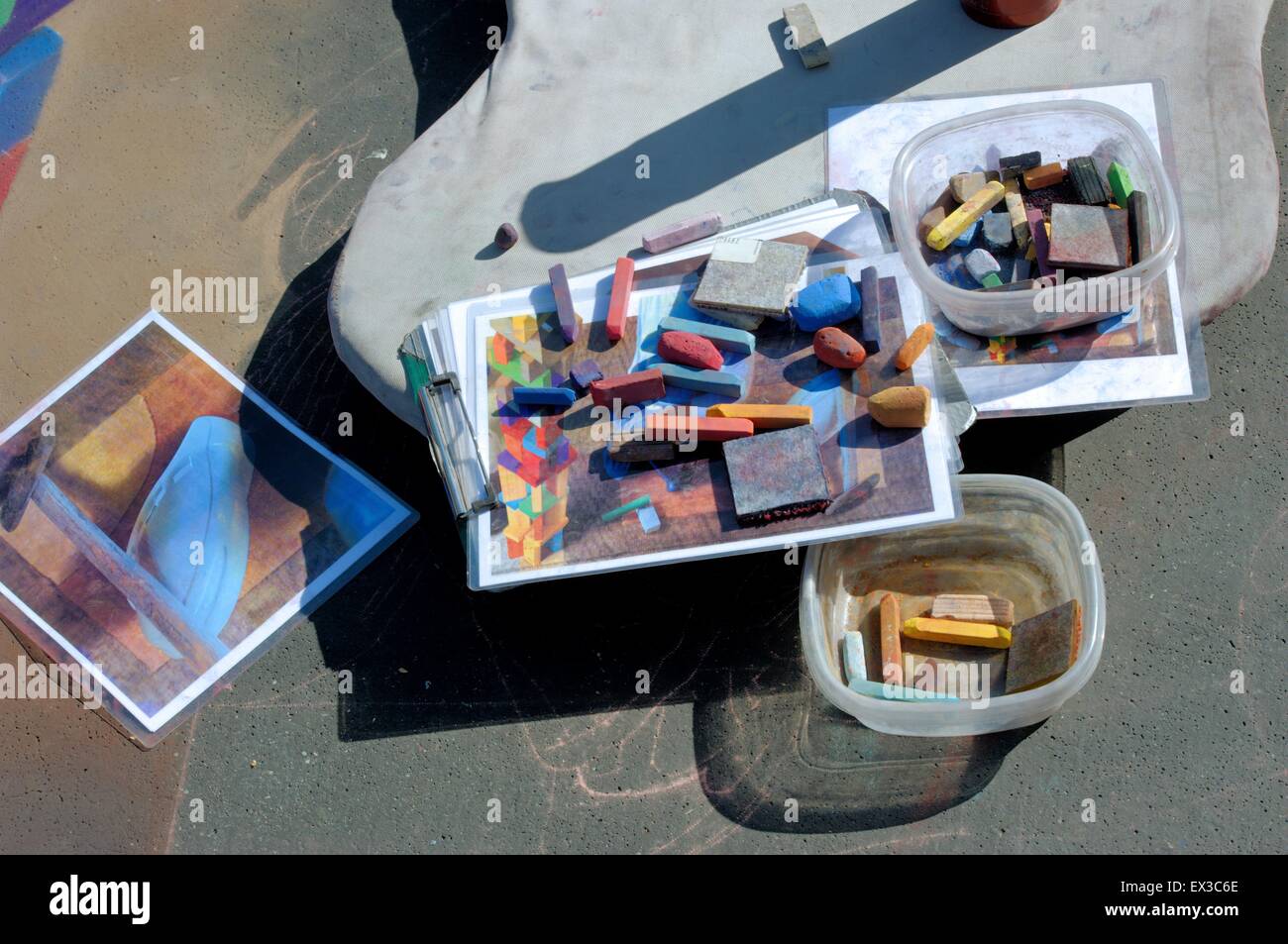 Kreiden auf ein Kunstwerk-Sample verwendet, um am jährlichen Imadonnari Street Painting Festival in Santa Barbara, CA kopiert werden Stockfoto