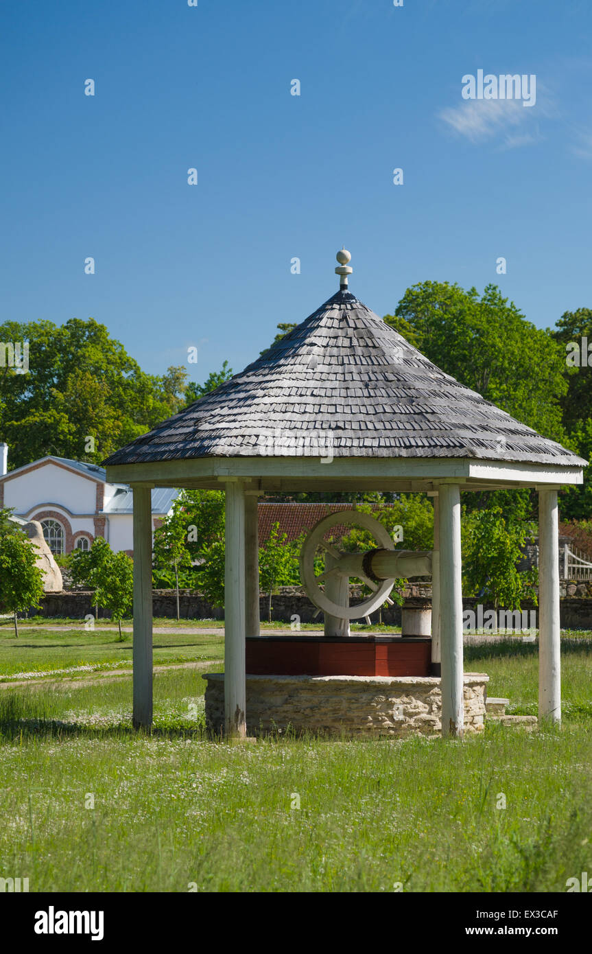 Alte hölzerne Brunnen Stockfoto